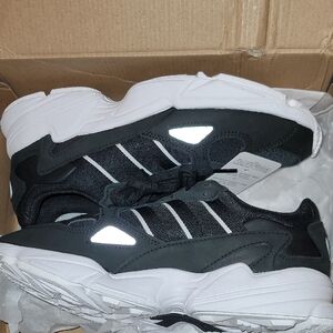 Womens Adidas FALCONS BRAND NEW IN BOX SIZE 8